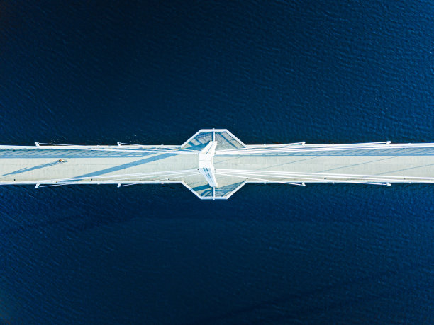 鸟瞰伊里斯托人行桥上的蓝色湖泊在芬兰，于维斯基拉。图片下载