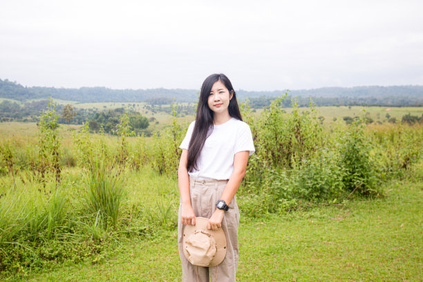 快乐的旅行嬉皮士女孩与风的头发微笑，站在阳光灿烂的山顶。空间的文本。戴着帽子的时髦女人。大气的时刻。旅行和漫游癖。空间的文本图片下载