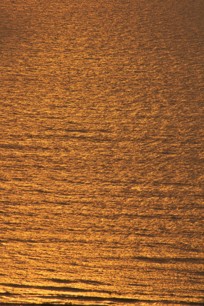 橙色的太阳映在蓝色的海面上图片下载