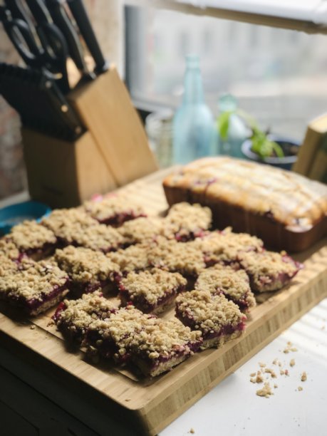 面包和烘焙食品在阳光窗口图片下载