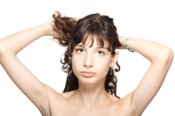 美丽的年轻女孩工作室肖像。看相机。图片下载