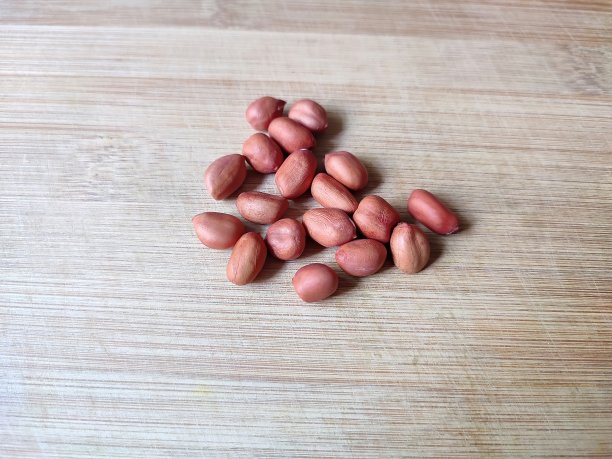 选择性聚焦生花生在木板上图片下载