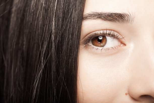 一个可爱的黑发女孩的肖像。摘要近距离直视镜头。图片下载