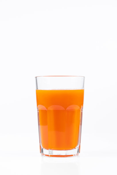 南瓜汁在透明玻璃隔离在白色背景。蔬菜素食饮料。健康的食物和饮食图片下载