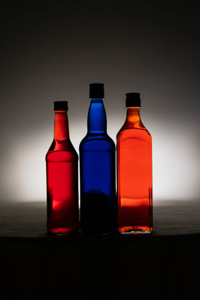 瓶中液体颜色的高清库存照片，各种背景，玩光和颜色，灯光效果，彩色照片。用作背景、广告、装饰或墙纸。图片下载