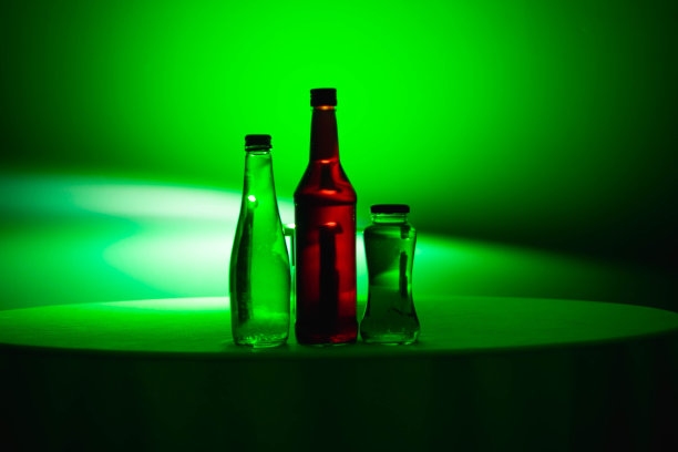 瓶中液体颜色的高清库存照片，各种背景，玩光和颜色，灯光效果，彩色照片。用作背景、广告、装饰或墙纸。图片下载