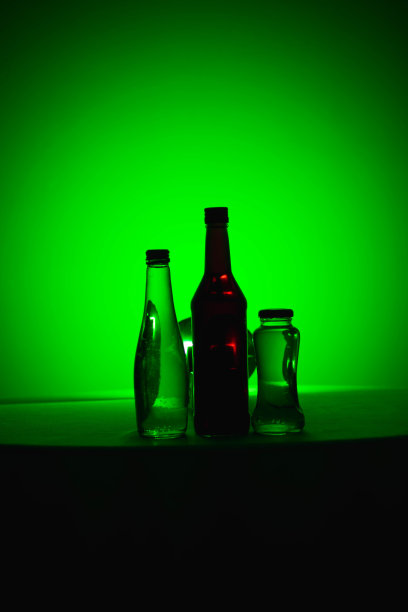 瓶中液体颜色的高清库存照片，各种背景，玩光和颜色，灯光效果，彩色照片。用作背景、广告、装饰或墙纸。图片下载