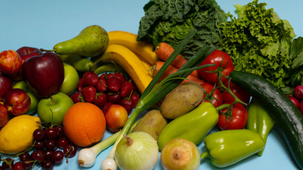 丰富多彩的水果和蔬菜在不同的背景颜色，健康的生活方式，多彩色图片的库存摄影。图片下载