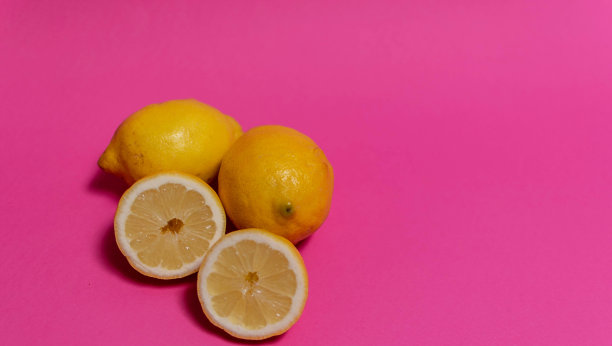 丰富多彩的水果和蔬菜在不同的背景颜色，健康的生活方式，多彩色图片的库存摄影。图片下载