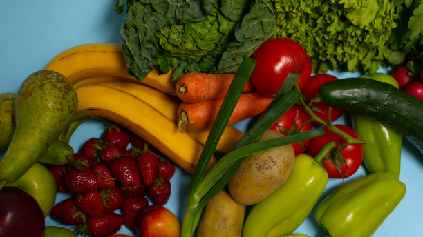 丰富多彩的水果和蔬菜在不同的背景颜色，健康的生活方式，多彩色图片的库存摄影。图片下载