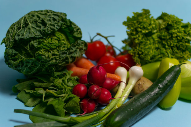 丰富多彩的水果和蔬菜在不同的背景颜色，健康的生活方式，多彩色图片的库存摄影。图片下载