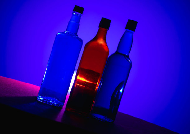 瓶中液体颜色的高清库存照片，各种背景，玩光和颜色，灯光效果，彩色照片。用作背景、广告、装饰或墙纸。图片下载