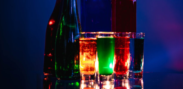 瓶中液体颜色的高清库存照片，各种背景，玩光和颜色，灯光效果，彩色照片。用作背景、广告、装饰或墙纸。图片下载