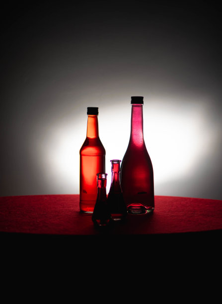 瓶中液体颜色的高清库存照片，各种背景，玩光和颜色，灯光效果，彩色照片。用作背景、广告、装饰或墙纸。图片下载