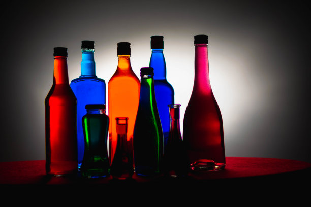 瓶中液体颜色的高清库存照片，各种背景，玩光和颜色，灯光效果，彩色照片。用作背景、广告、装饰或墙纸。图片下载