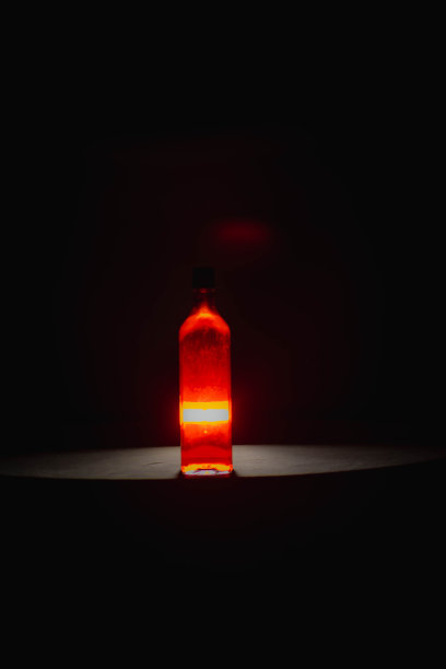 瓶中液体颜色的高清库存照片，各种背景，玩光和颜色，灯光效果，彩色照片。用作背景、广告、装饰或墙纸。图片下载