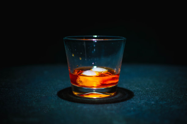 瓶中液体颜色的高清库存照片，各种背景，玩光和颜色，灯光效果，彩色照片。用作背景、广告、装饰或墙纸。图片下载