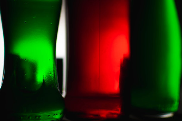 瓶中液体颜色的高清库存照片，各种背景，玩光和颜色，灯光效果，彩色照片。用作背景、广告、装饰或墙纸。图片下载