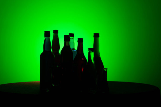 瓶中液体颜色的高清库存照片，各种背景，玩光和颜色，灯光效果，彩色照片。用作背景、广告、装饰或墙纸。图片下载