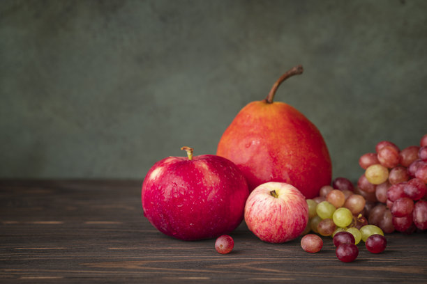 木桌上水果的特写镜头图片下载