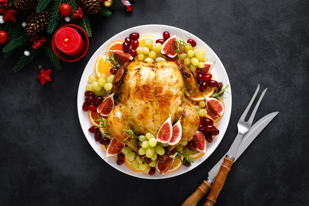 圣诞火鸡。圣诞烤火鸡配圣诞大餐。圣诞晚餐的传统食物。图片下载