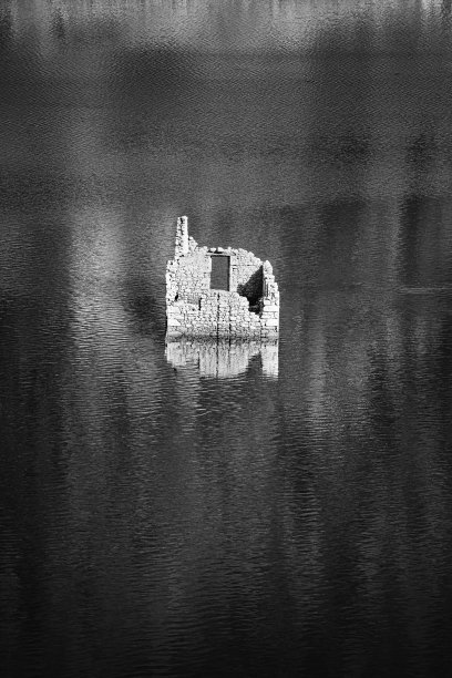 一座古老的房子出现在湖中图片下载