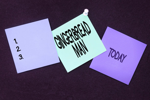 手写文字姜饼人。商业创意姜饼饼干，通常做成人形。多种多样的收藏办公文具照片放在桌子上图片下载