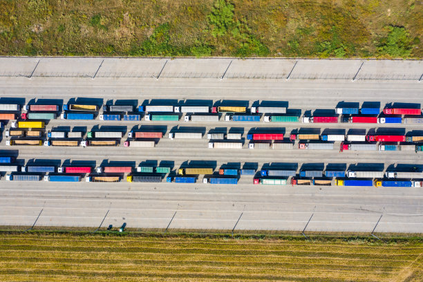 存放等待卸货的卡车的地方。从以上观点。航空摄影。图片下载