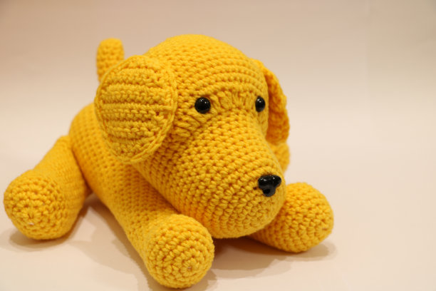 黄色小狗的可爱玩具。孤立的图片下载