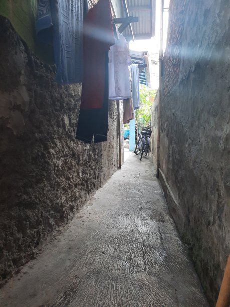 人口稠密的首都的一条小街道图片下载