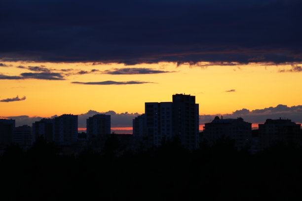 城市里美丽的日落图片下载