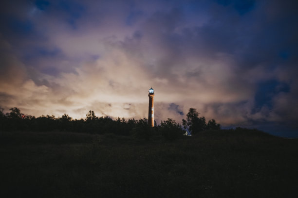 灯塔在晚上图片下载
