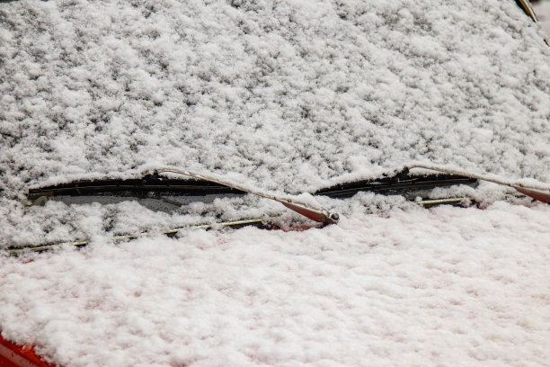 汽车在冬天的暴风雪中被雪覆盖。极端的降雪图片下载