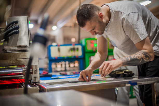 专业工人、技术员、机械师在工厂生产车间工作图片下载