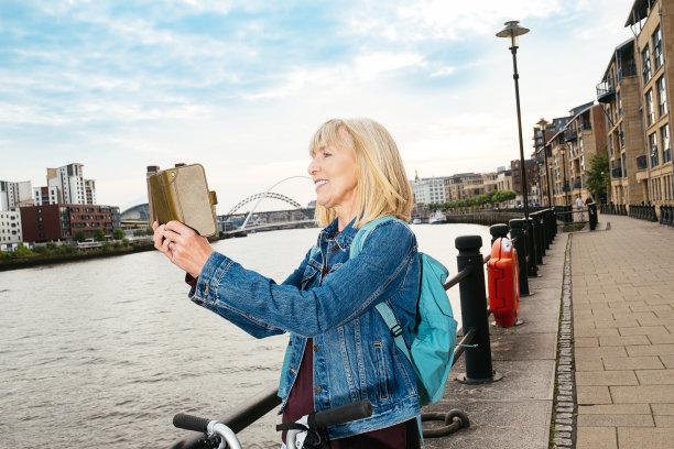 在码头边骑车图片下载