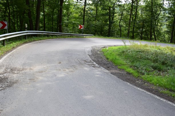 边缘摇摇欲坠的乡间小路图片下载