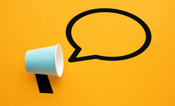 用作扩音器的蓝色纸杯，上面有空白的气泡。公告、通讯、演讲、广告图片下载