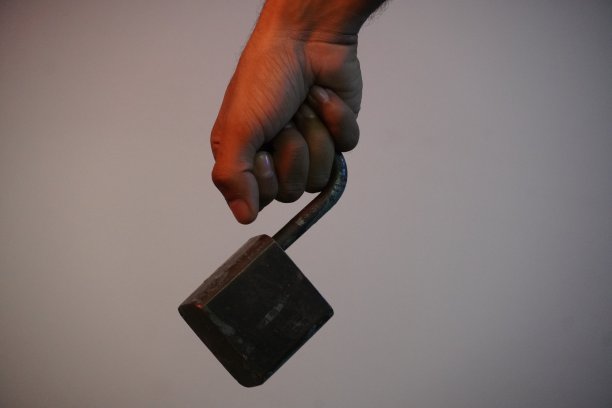 人与锁-安全概念形象图片下载