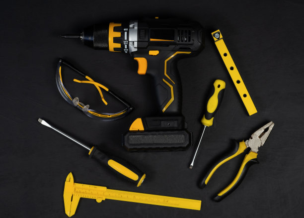 无绳钻-带钻的螺丝刀。构造工具集。黑色背景。产品维修。专业维修设备。图片下载