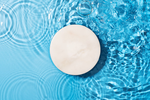 透明干净的蓝水背景与讲台和阳光反射图片下载