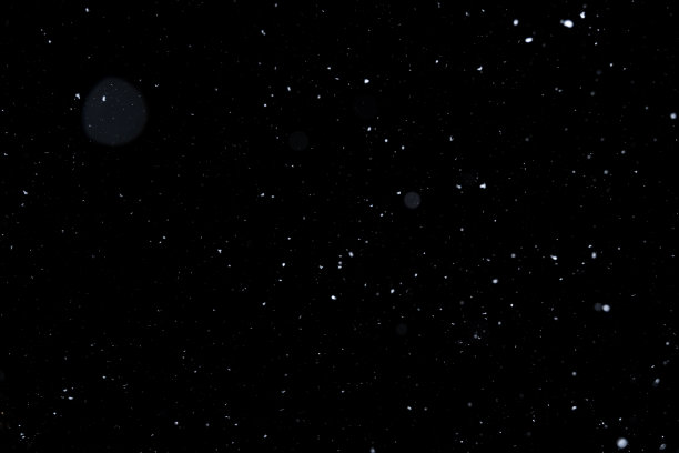 冬季设计或覆盖的元素。真正的雪在黑色背景。图片下载