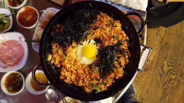 餐厅里的韩国拌饭图片下载