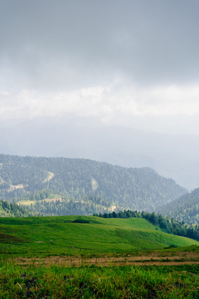 美丽的山景在温暖的夏季天气。徒步旅行和登山。图片下载
