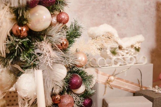 白色和粉色的精致圣诞装饰图片下载
