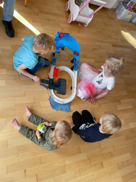 玩的孩子图片下载