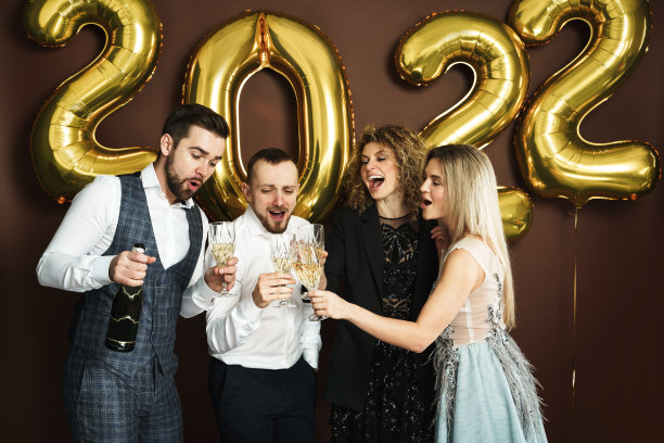 衣着华丽的人们在派对上庆祝2022年新年，喝着起泡酒图片下载