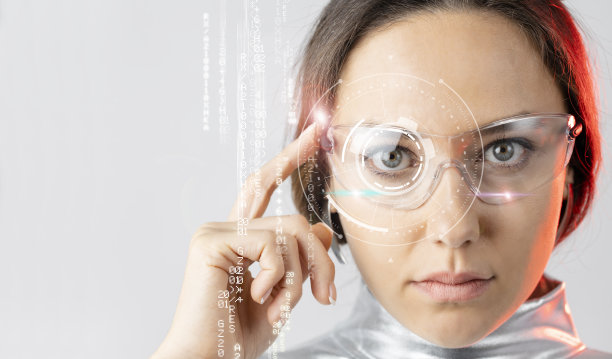 年轻女子戴着智能眼镜。可穿戴计算的概念。图片下载