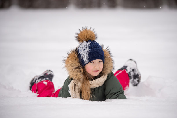 快乐的小女孩在雪地里玩雪图片下载
