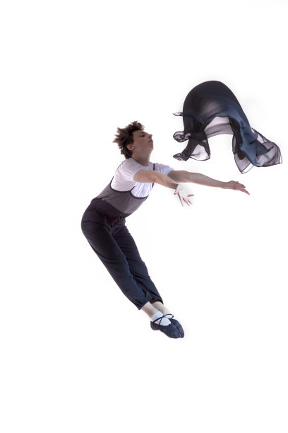 舞蹈的概念。专业的白人男性芭蕾舞表演与空中的布料和双手展开在工作室的白色背景下。垂直拍摄图片下载