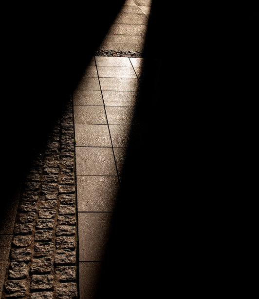 阳光照在人行道上。日落时的大气光。图片下载